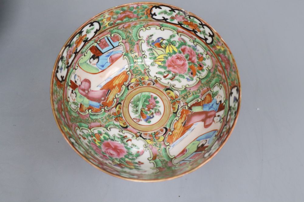 A Chinese blue and white bowl, a famille rose bowl and a famille verte saucer, largest diameter 20cm